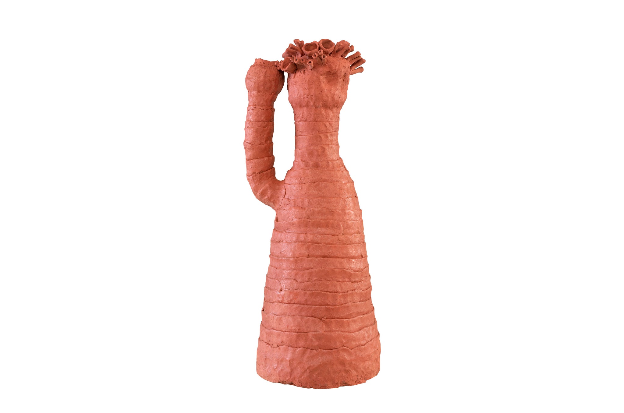 Terracotta sculptuur met opgaande, koraalachtige vormen in warme roodtint.