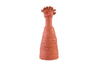 Sculpturaal terracotta object met gelaagde opbouw en buisvormige toppen.