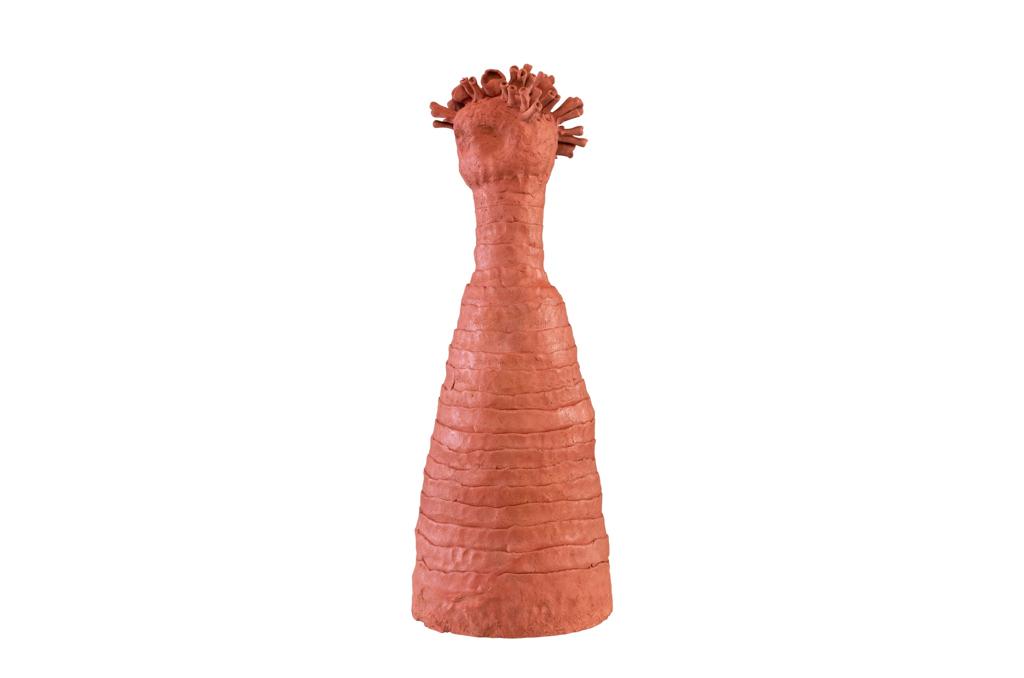Sculpturaal terracotta object met gelaagde opbouw en buisvormige toppen.