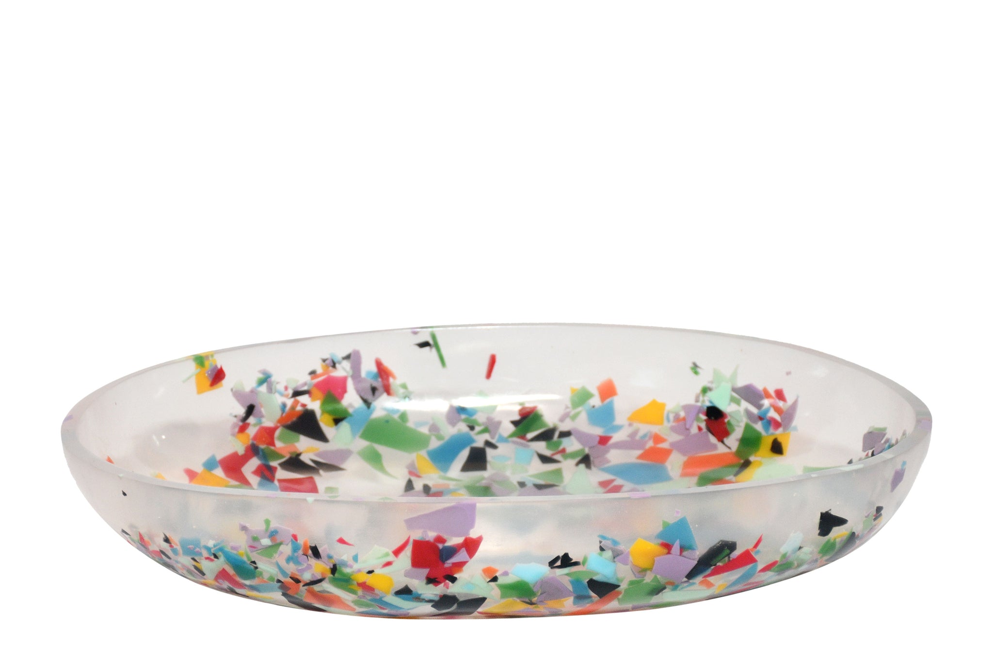 Transparante resin schaal met kleurrijke confettidetails.