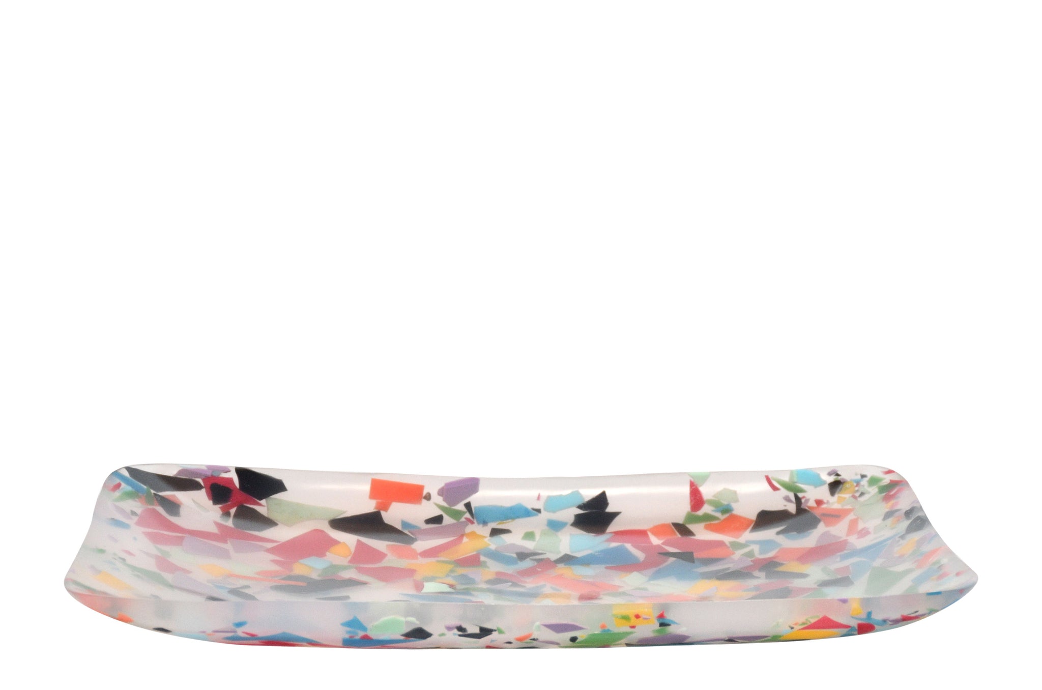 transparante resin schaal met kleurrijke confettidetails.