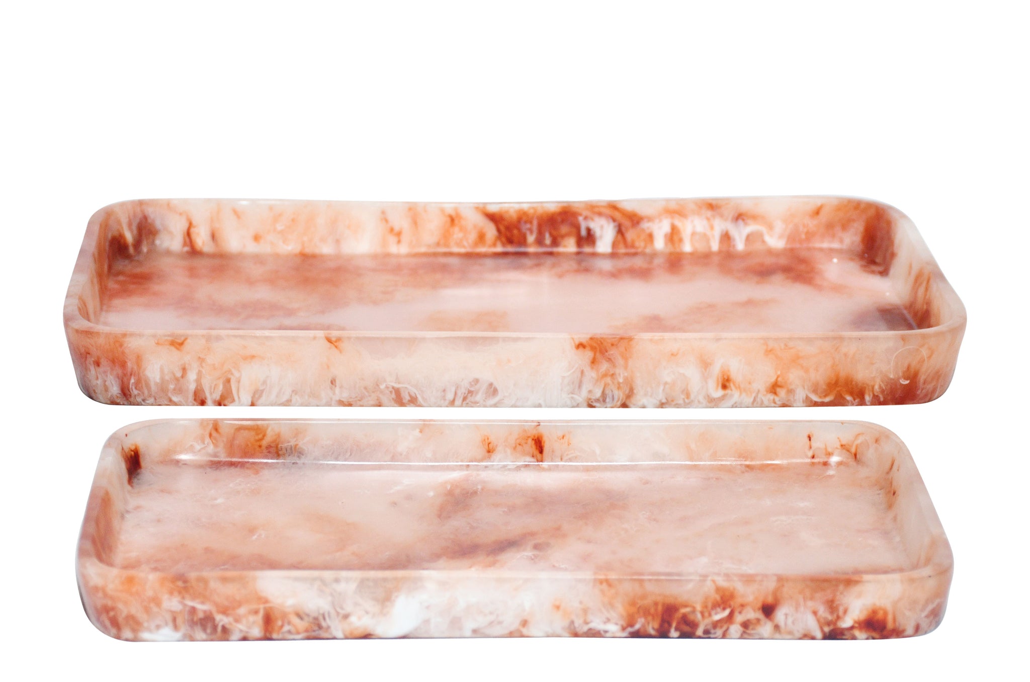 Set van twee resin dienbladen in Ruby & Cream met zachte marmertekening.