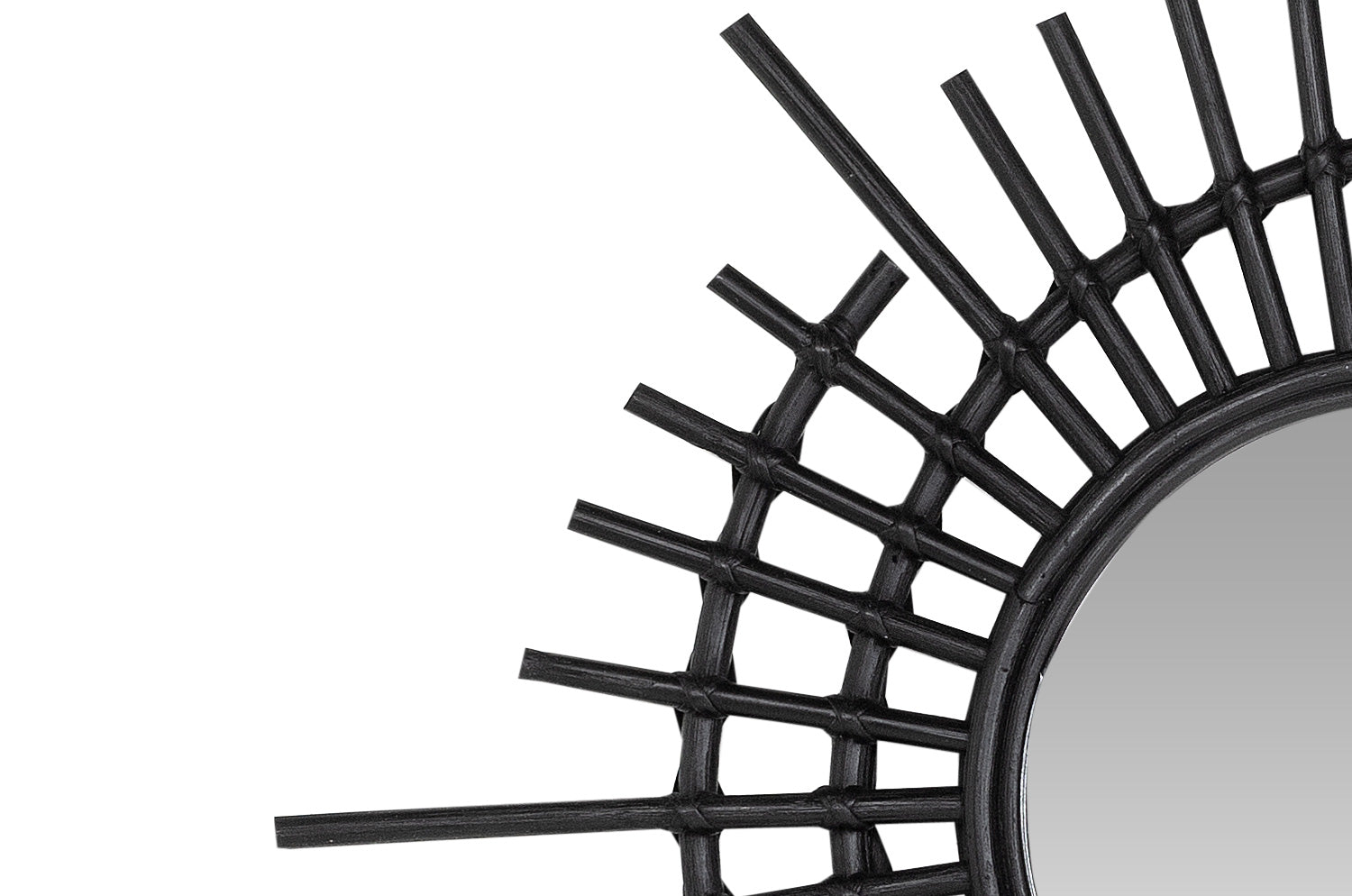 Decoratieve rotan spiegel in zwart met organisch, opengewerkt frame.