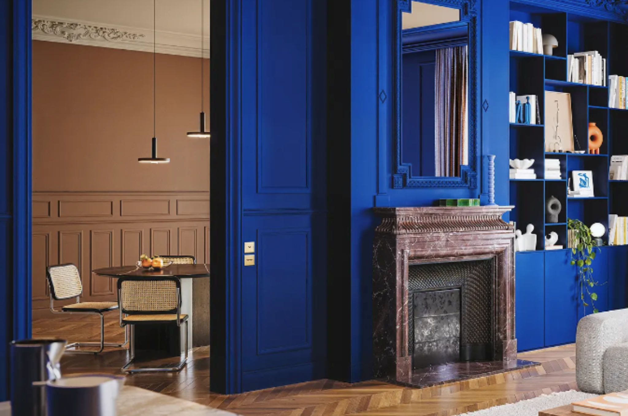 Yves Klein Blue toegepast op wand bij haard in klassieke woon- en eetkamer