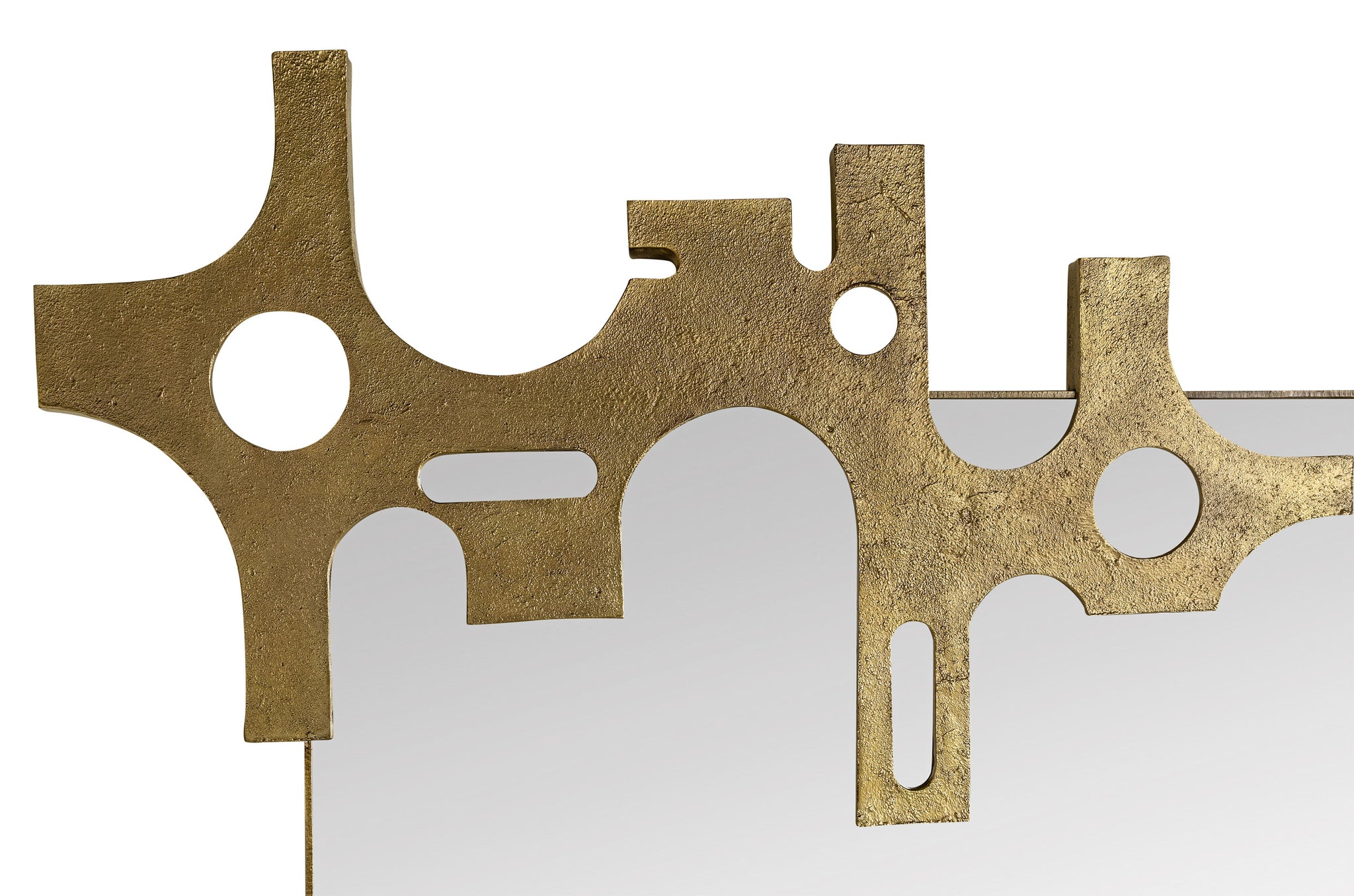 Moderne wandspiegel met artistieke bronzen accenten en zacht afgeronde hoeken.