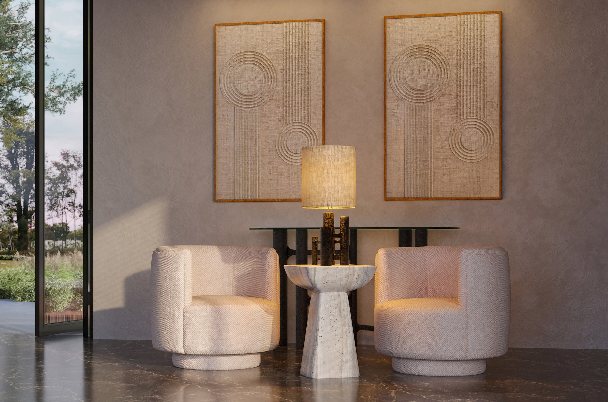 Shad consoletafel van Versmissen met glazen blad en zwart metalen onderstel, gestyled met beige fauteuils en tafellamp in modern interieur.