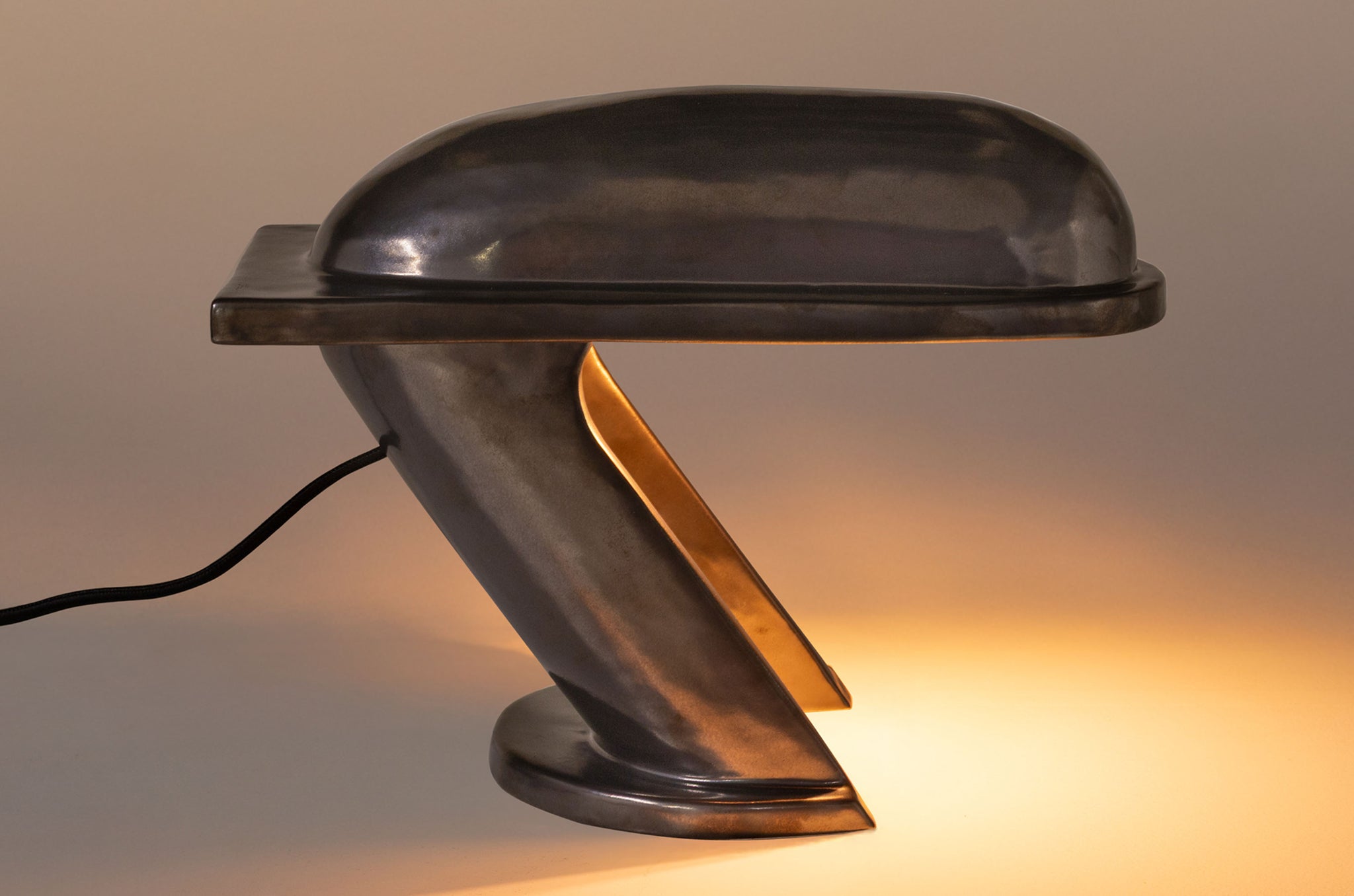 Sculpturale tafellamp van aardewerk, ontworpen door Inge Simonis