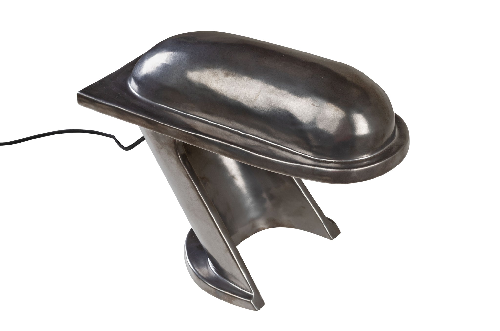 Detail van keramische tafellamp met organische vorm en gunmetal glans