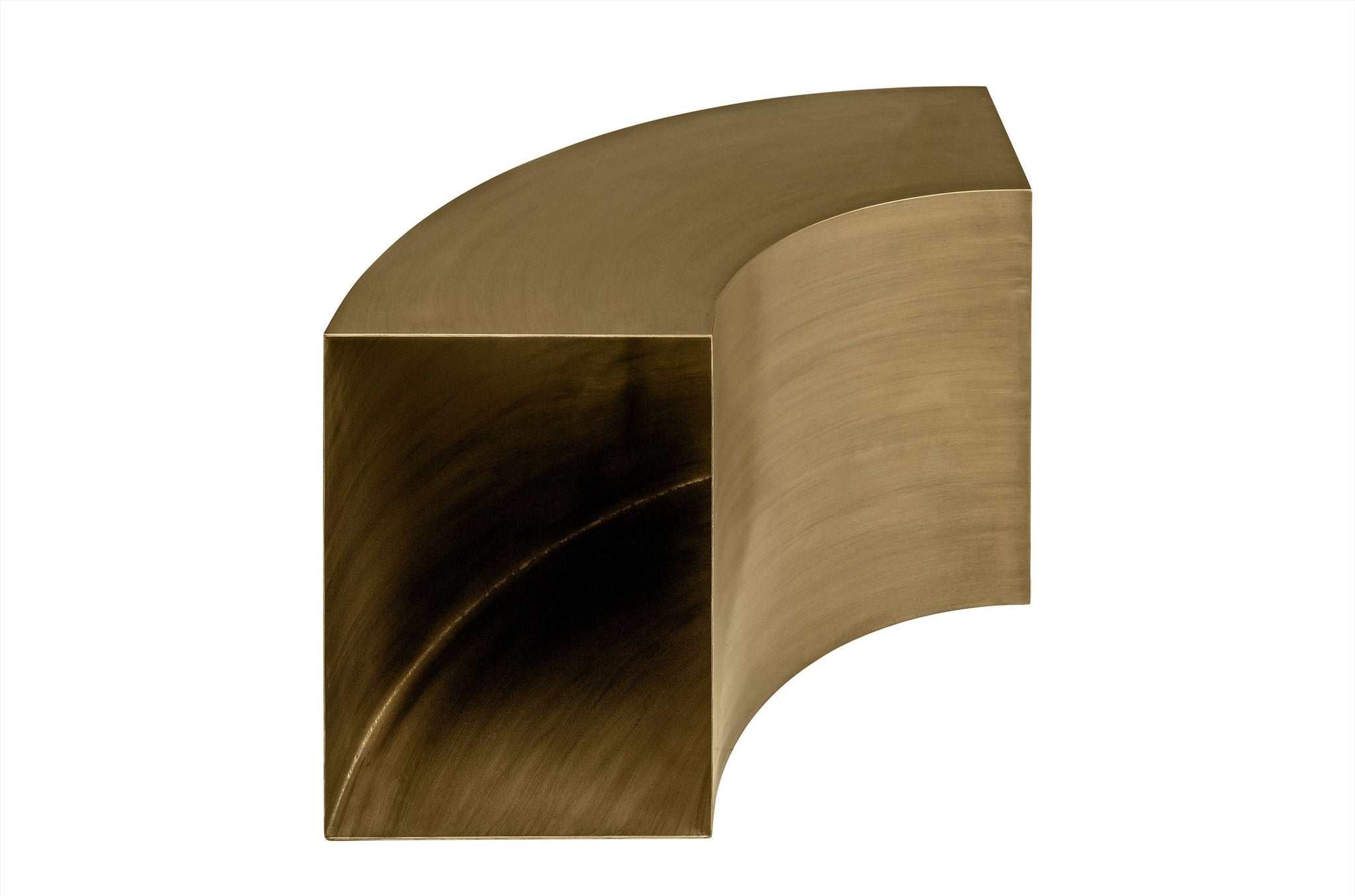 Design salontafel in gebogen vorm met bronzen afwerking.