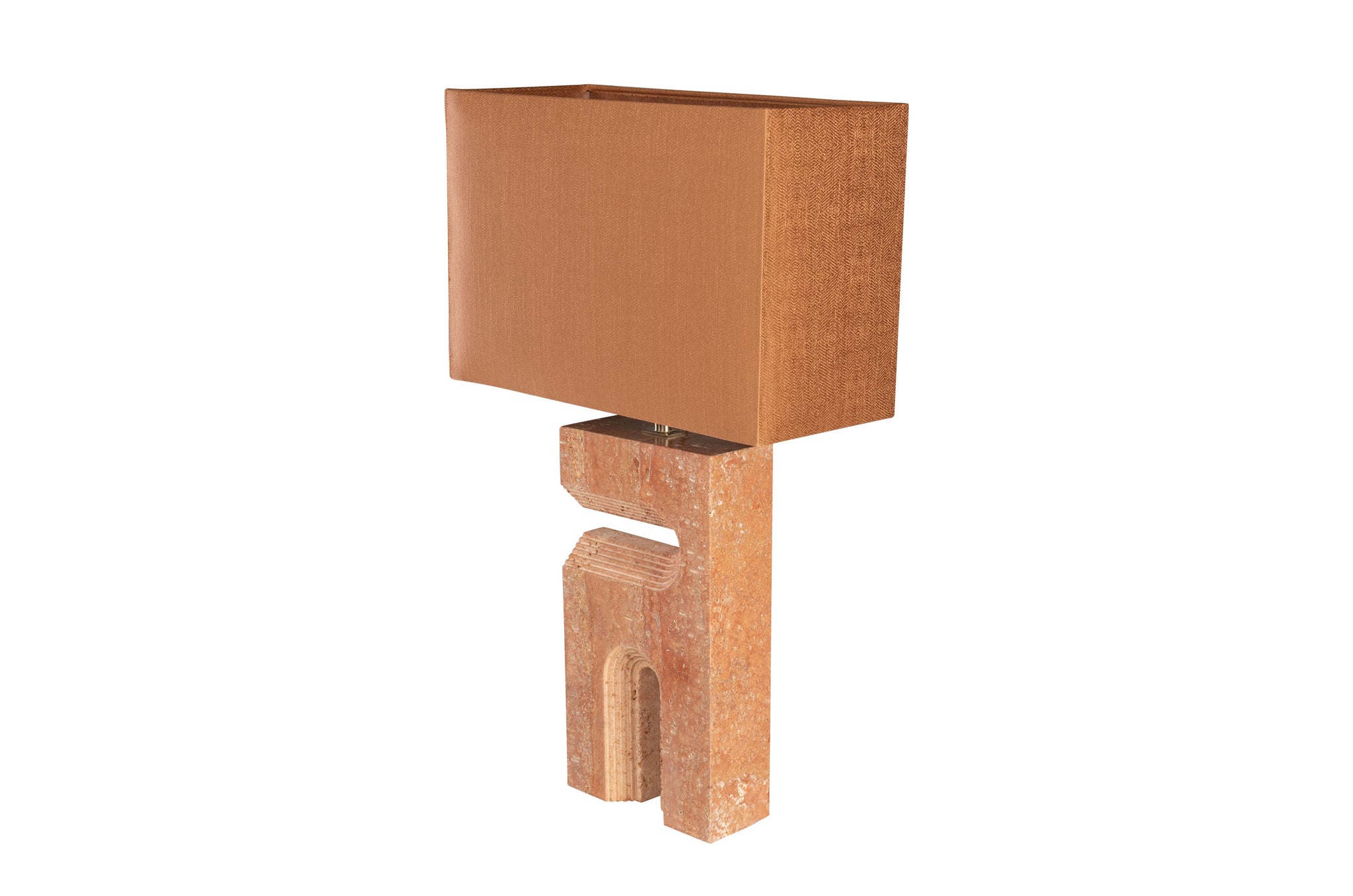 Sculpturale tafellamp in rood travertin met zachte oranjebruine lampenkap