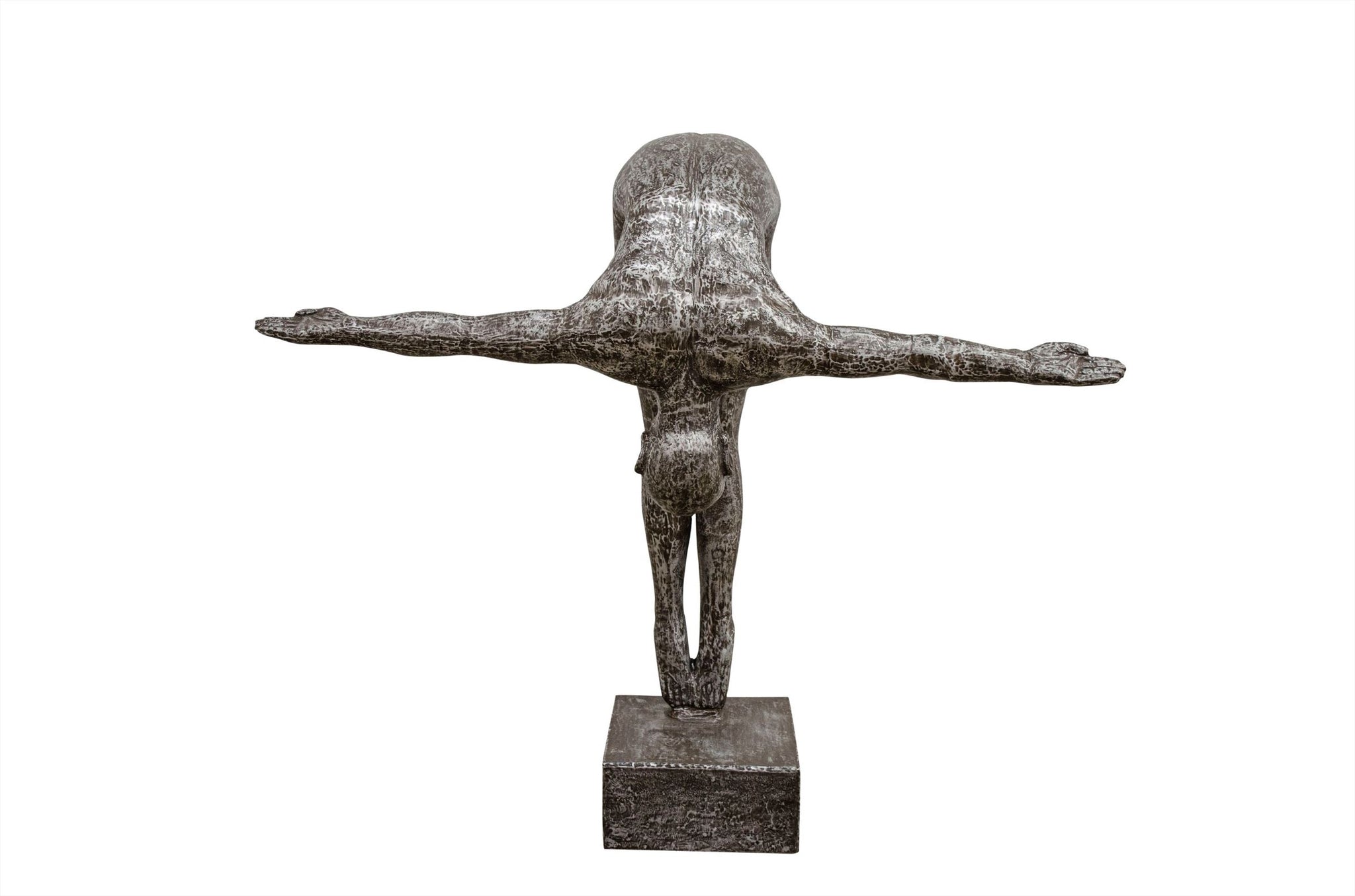 Aluminium sculptuur van een duiker op voet met uitgestrekte armen.