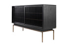 Houten dressoir met verticale lamellen en elegante metalen basis.