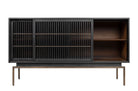 Modern zwart dressoir met dark brass accenten en warme uitstraling.