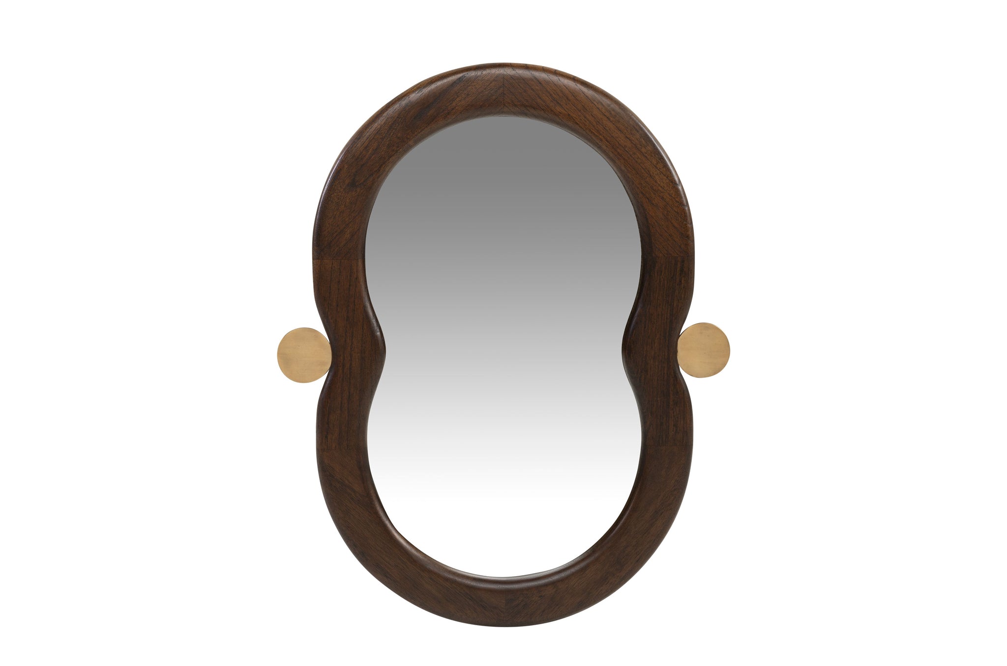 Ovale spiegel met organische mindihouten lijst en messing details.