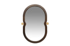 Royaal formaat spiegel met warm mindihout en subtiele messing ornamenten.