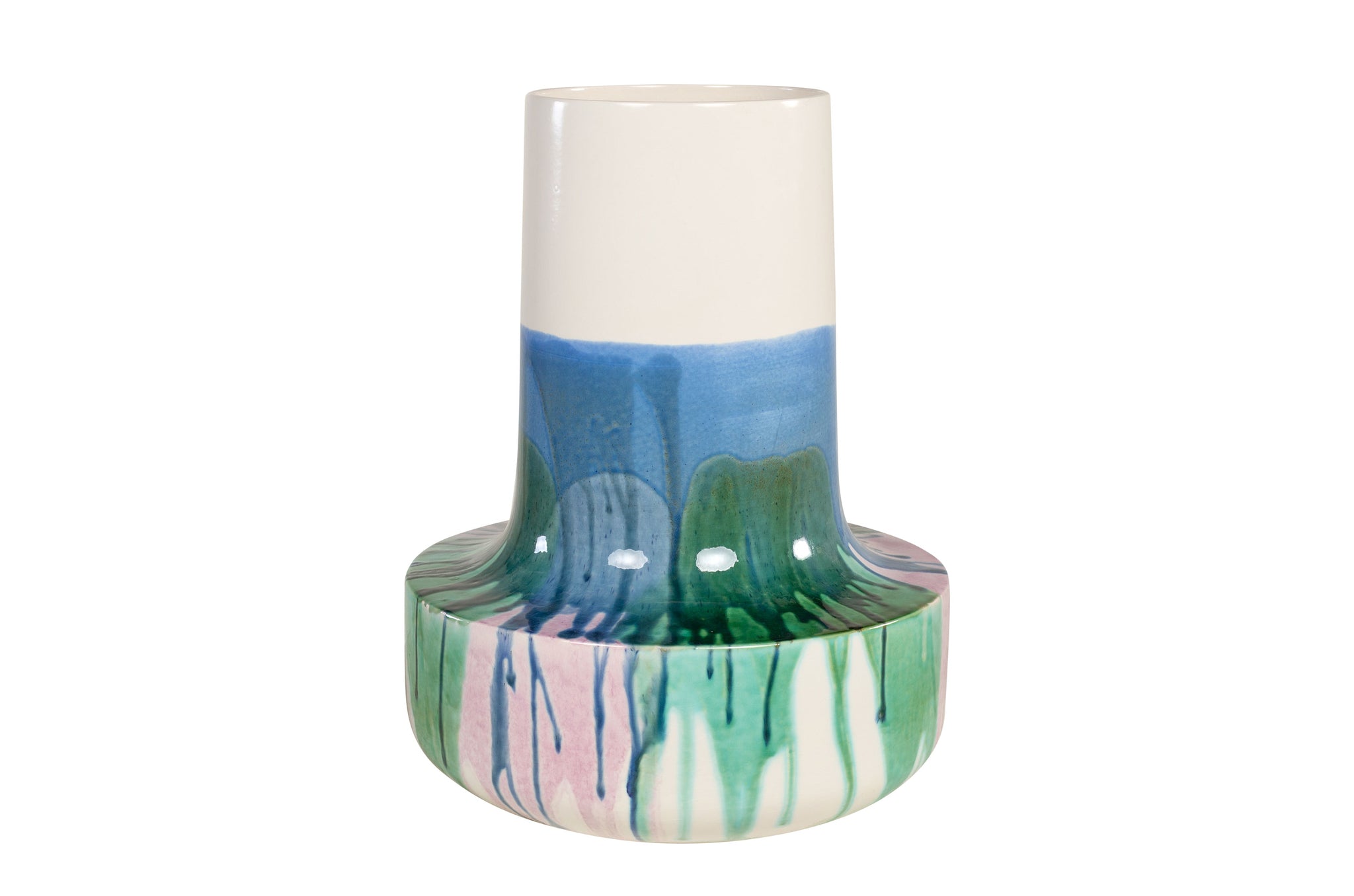 Handgemaakte aardewerken vaas met kleurrijk freestyle glazuur.