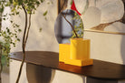Designspiegel Vector Poppy Yellow op houten console, handgemaakt keramiek.