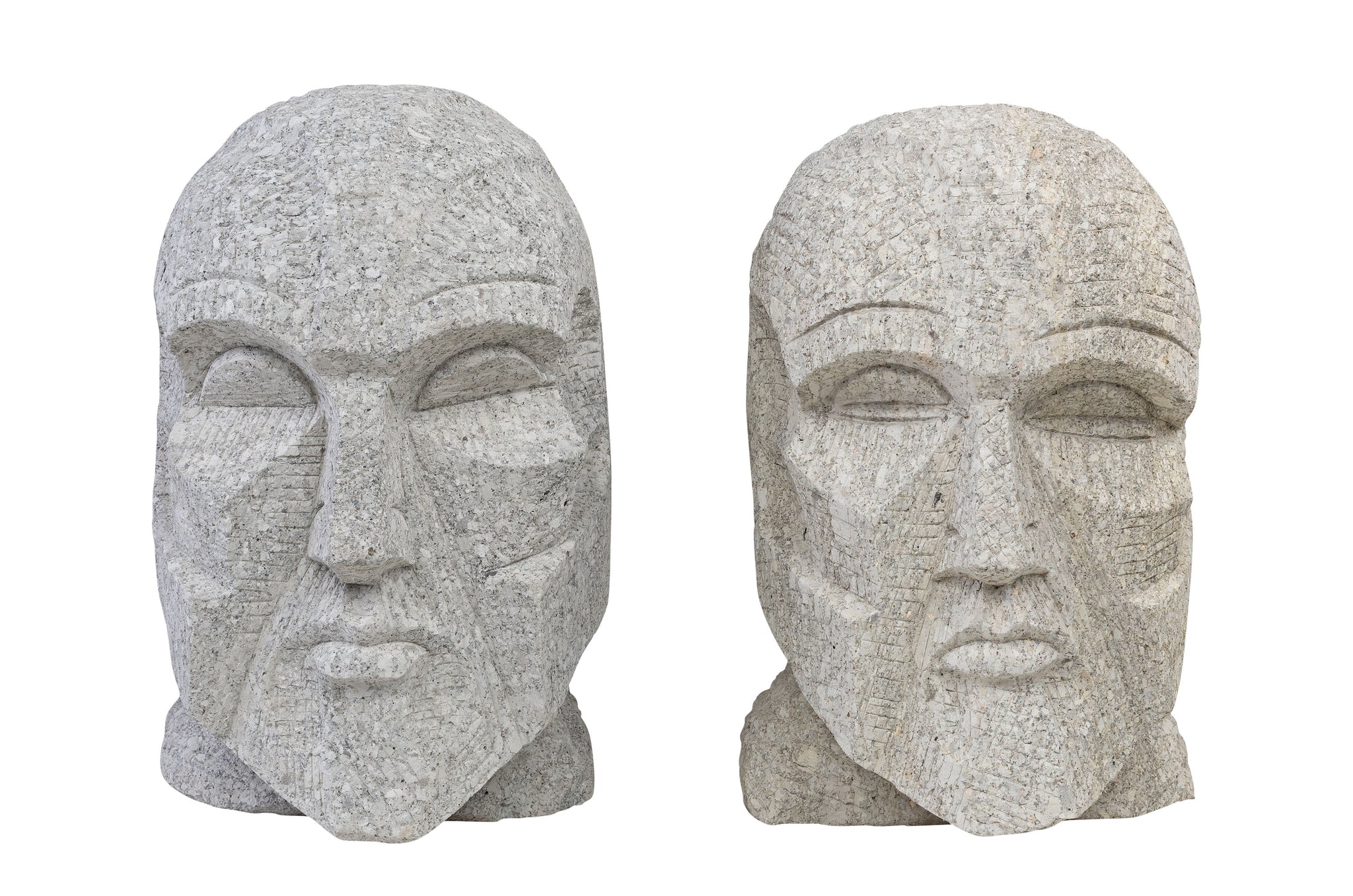 Sandstone sculptuur van een geometrisch gevormd stenen hoofd.