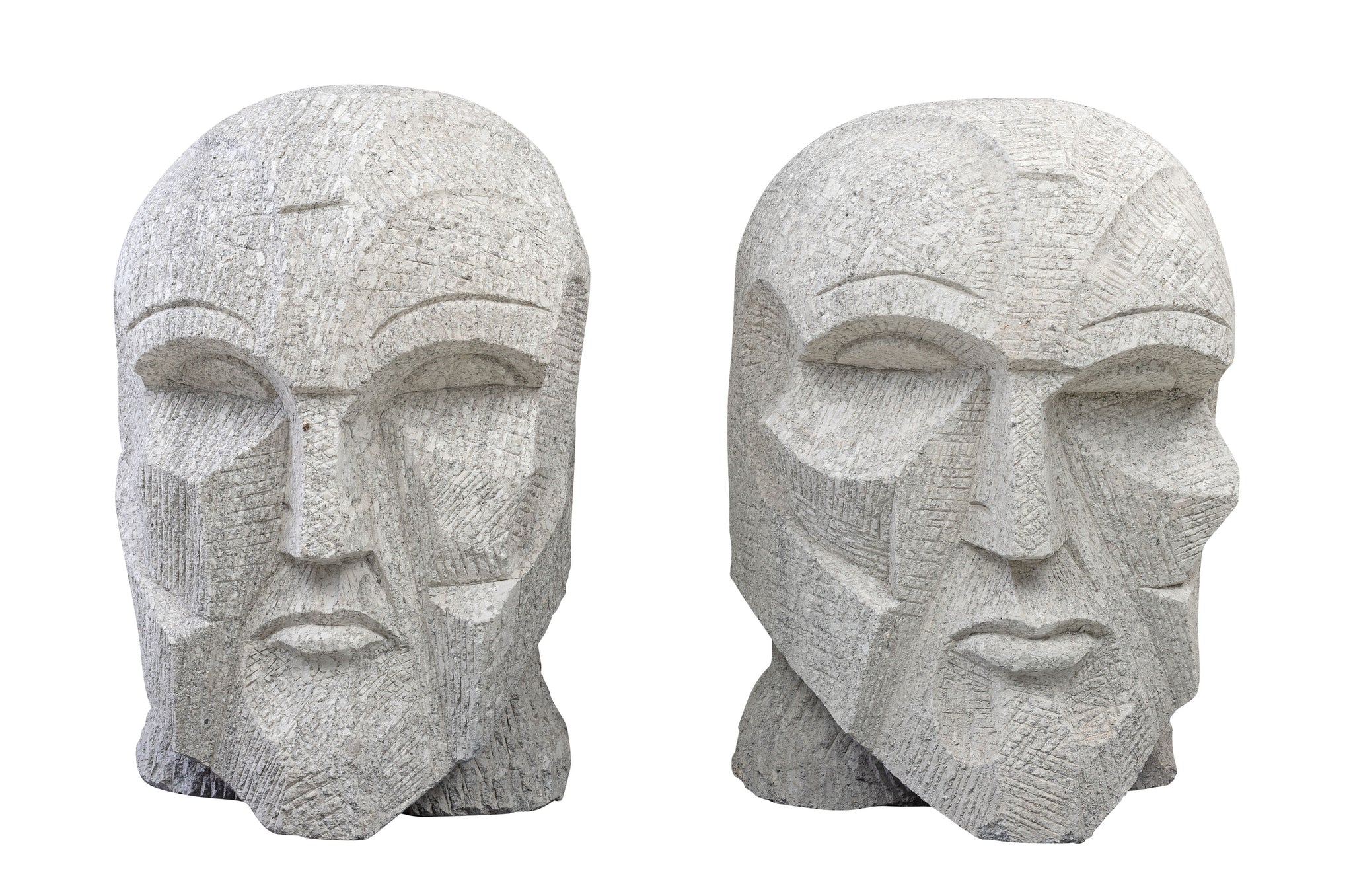 Grote sandstone hoofdsculptuur met geometrische vormen en korrelige textuur.