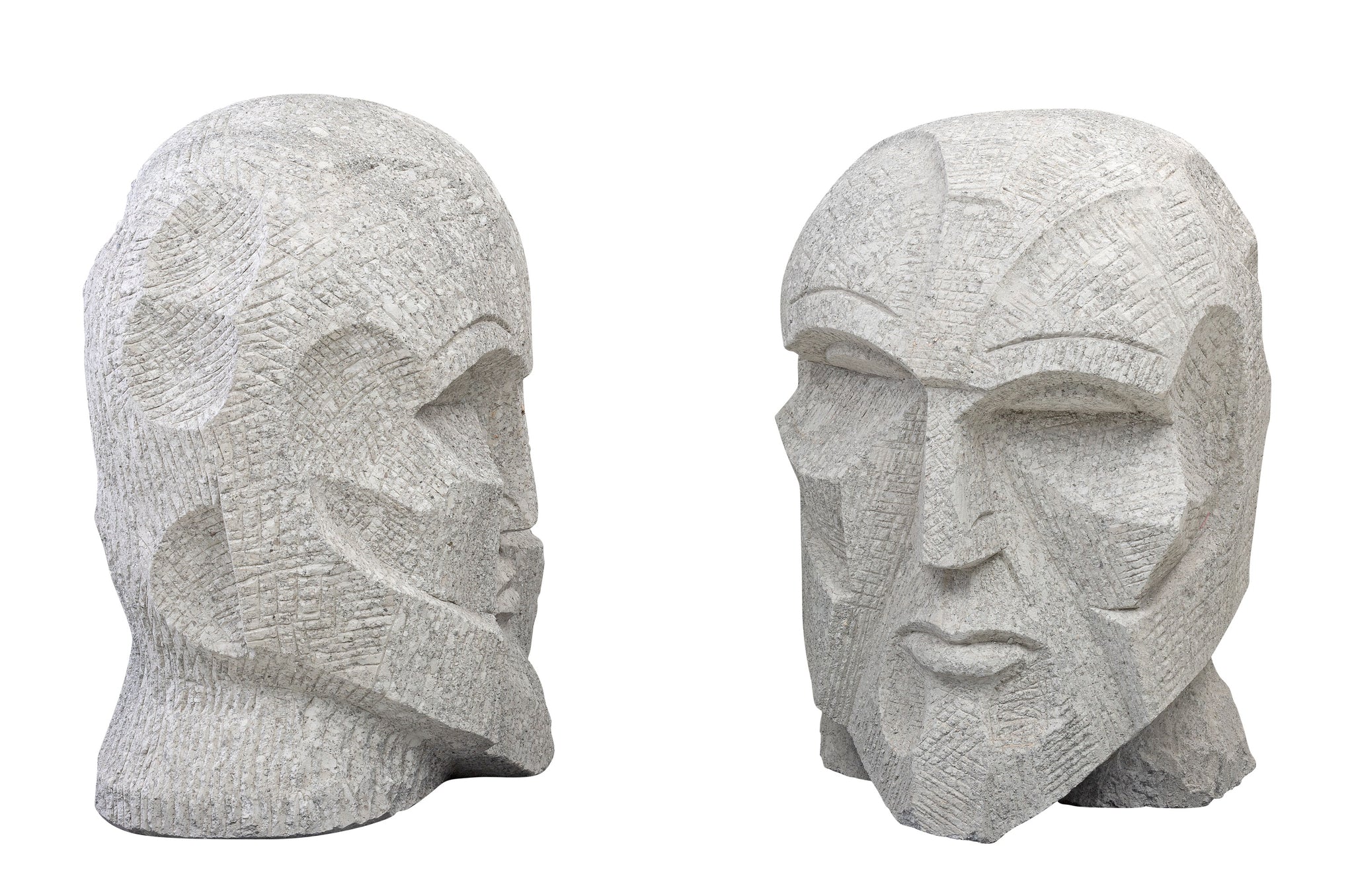 Stenen beeld in groter formaat met grafisch gevormd gezicht.