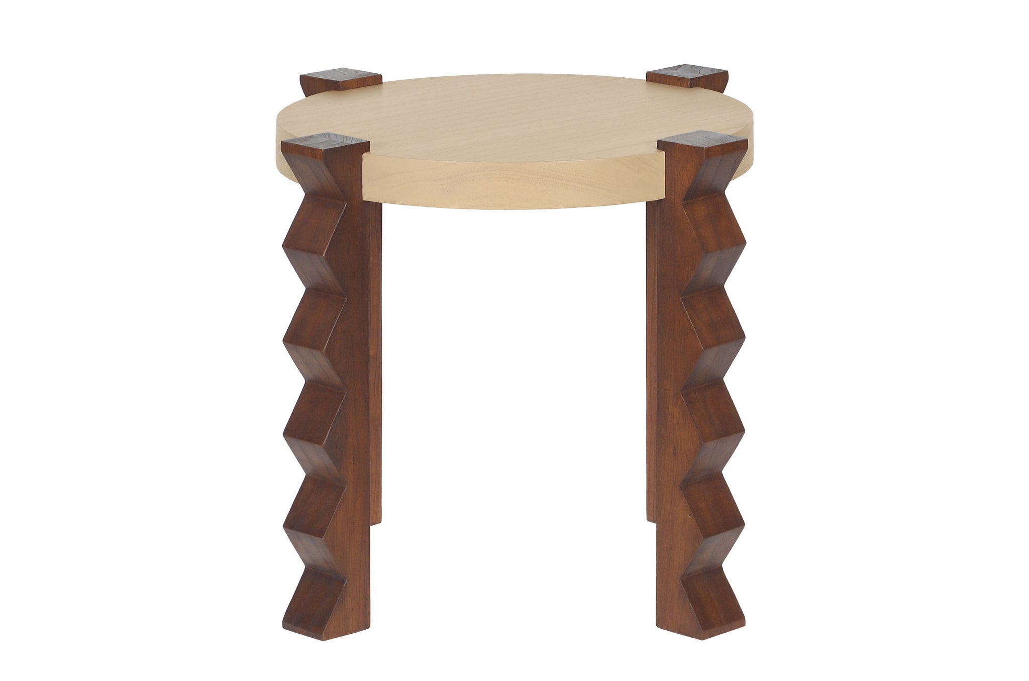 Design bijzettafel met ronde top en geometrische houten poten.