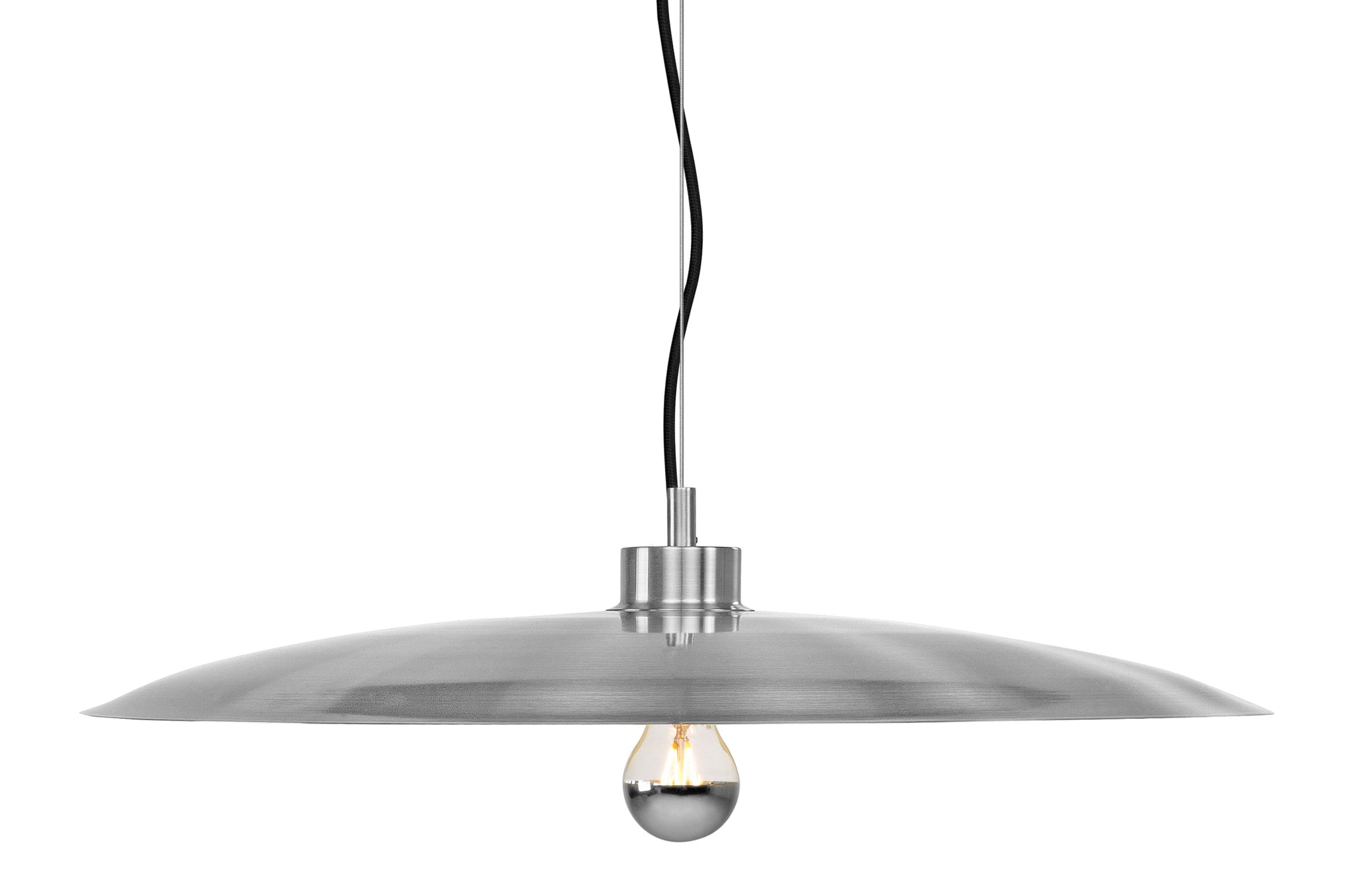 Detail van grote aluminium hanglamp met minimalistische vormgeving