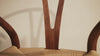 Detail van Wishbone stoel met Y-vormige rugleuning en papercord zitting